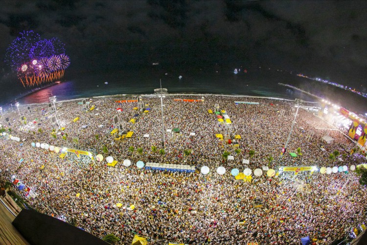 FORTALEZA, CE, BRASIL, 31-12-2017 : Reveillon - Milhares de pessoas reunidas no Aterro da Praia de Irecema para a passagem de ano. (Foto: Fco Fontenele/O POVO).