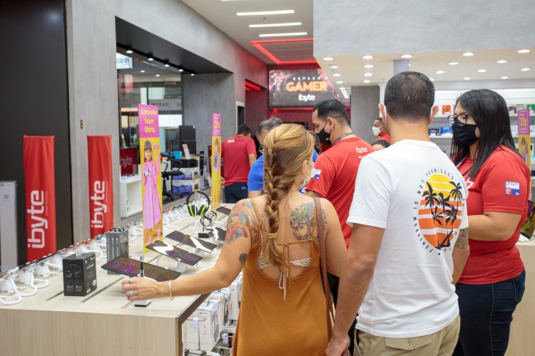 A rede cearense de produtos eletrônicos antecipou para esta sexta-feira, 22, a largada para a temporada de liquidações da Black Friday, com descontos em alguns itens acima de R$ 1 mil