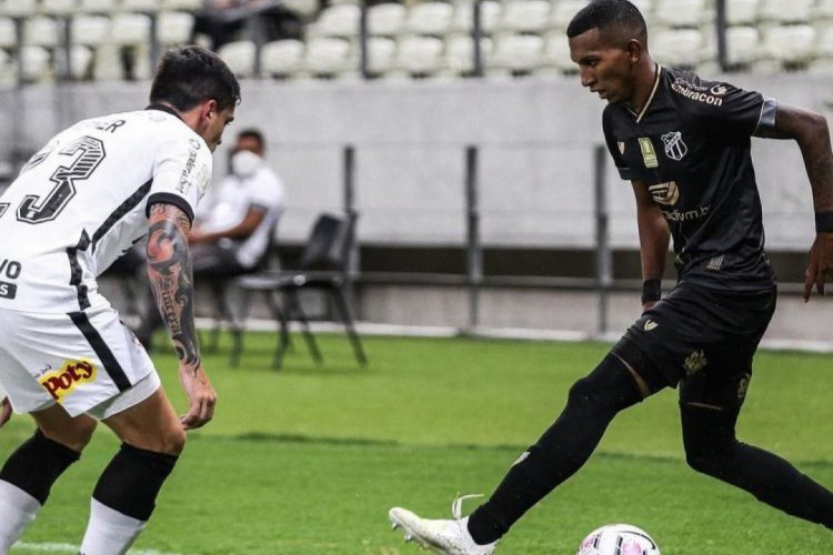 Léo Chú tenta o drible em cima de Fagner, do Corinthians, na estreia do atacante na Série A pelo Ceará