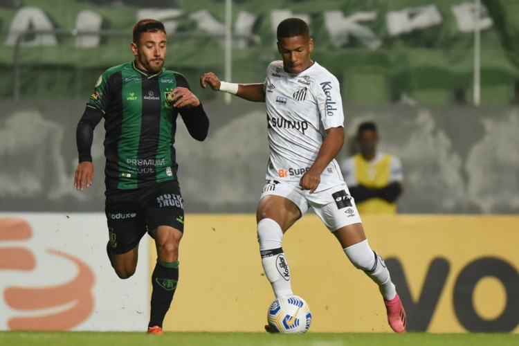 Santos e América-MG se enfrentam pelo Brasileirão Série A 2022 hoje, 24; onde assistir ao vivo aos jogos do dia e horário. 