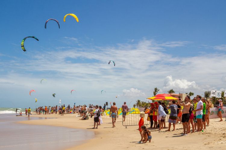 Praia do Cumbuco, em Caucaia, é o quarto destino mais procurado do Brasil em 2022, segundo plataforma Airbnb