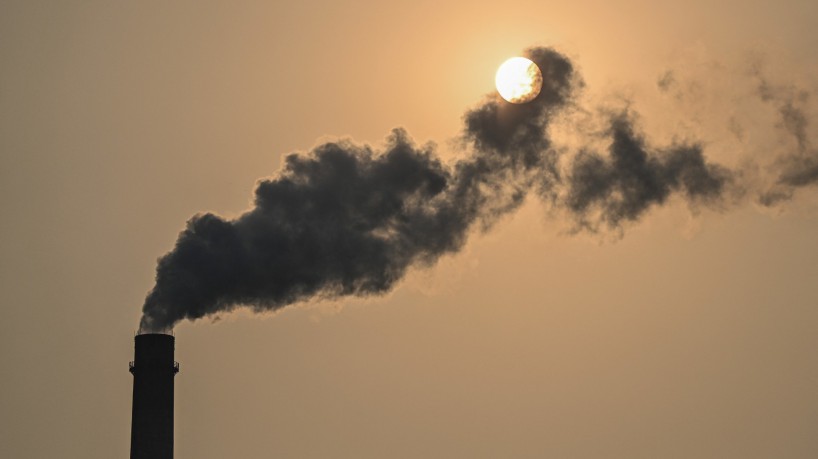 (FILES) This file photo taken on September 28, 2021 shows a smokestack at the Wujing Coal-Electricity Power Station in Shanghai. - Asia-Pacific accounts for about three-quarters of global coal consumption -- even as the region struggles with the environmental and public health impacts of global warming, from deadly levels of air pollution in India to extreme heatwaves and wildfires in Australia.  (Photo by Hector RETAMAL / AFP) / TO GO WITH Climate-UN-COP26-Asia-coal,FEATURE by Haeril Halim and Sam Reeves-(foto: HECTOR RETAMALAFP)