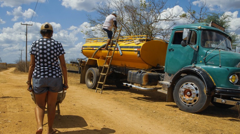 Sem água distribuída pela Operação Carro-Pipa, moradores ficam completamente desabastecidos na zona rural de Monsenhor Tabosa. [Imagem de apoio ilustrativo] 