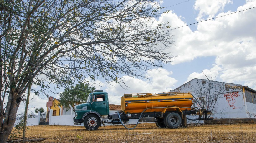 CARROS-pipas pararam de distribuir água em Tauá