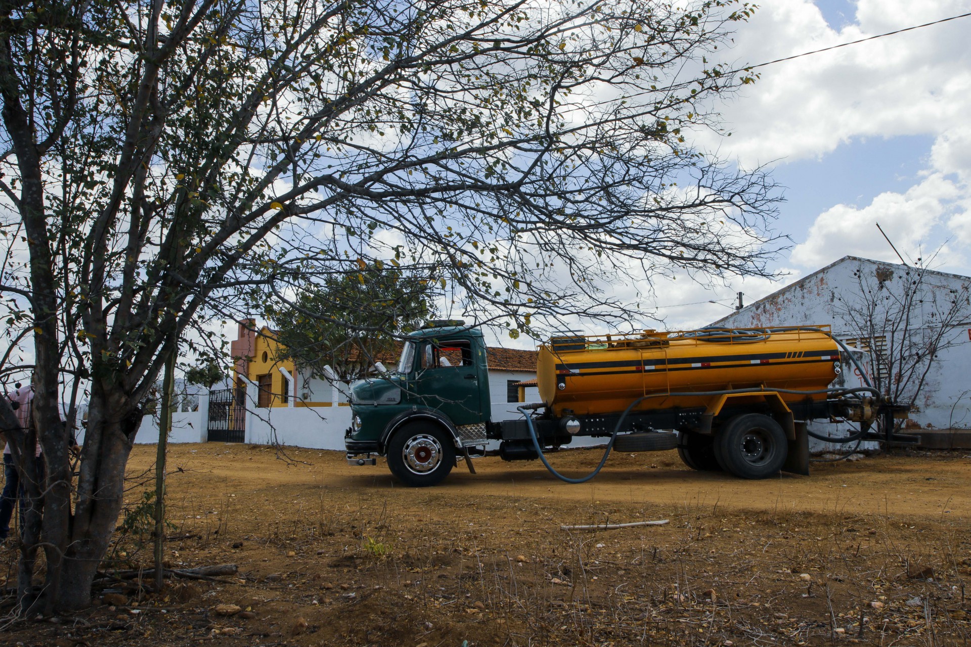 ￼Carro-Pipa em atuação em Canindé, no Sertão Central do Ceará (Foto: FCO FONTENELE)