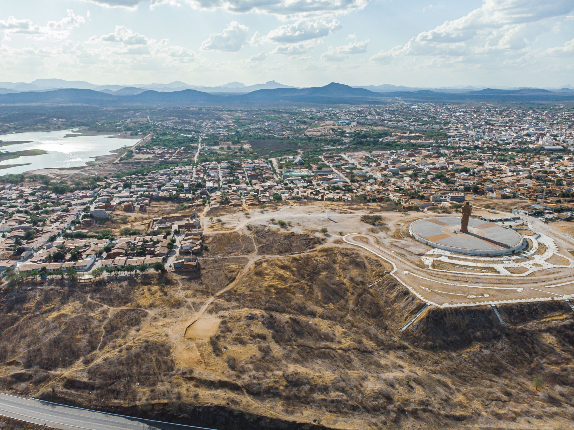 Paisagem de Canindé, com estátua de São Francisco em destaque (Foto: FCO FONTENELE)