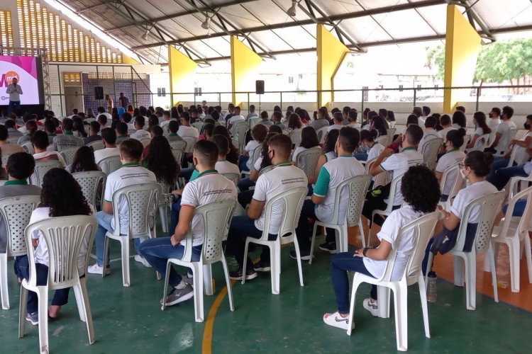 Faltando um mês para o Enem, estudantes participam de aulões do programa Enem MIX