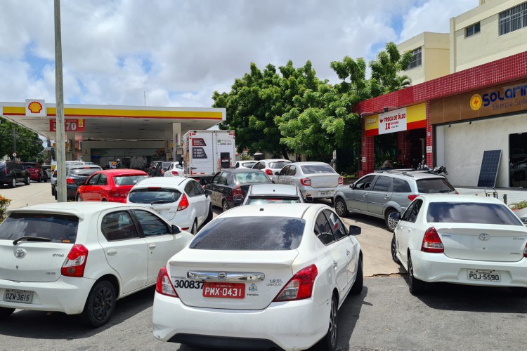 Posto de combustível com gasolina a R$ 5,97 registrou fila e trânsito intenso de motoristas tentando abastecer após litro do combustível bater R$ 7,10 no Ceará.