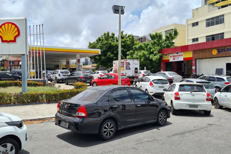 Posto com gasolina a R$ 5,97 registra fila e trânsito intenso de motoristas, na sexta, 23, tentando abastecer após litro do combustível bater R$ 7,10 no Ceará