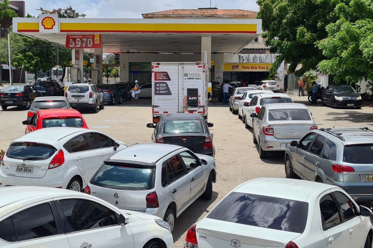 ￼Posto com gasolina a R$ 5,97 registra fila e trânsito intenso de motoristas tentando abastecer após litro do combustível bater R$ 7,10 no Ceará