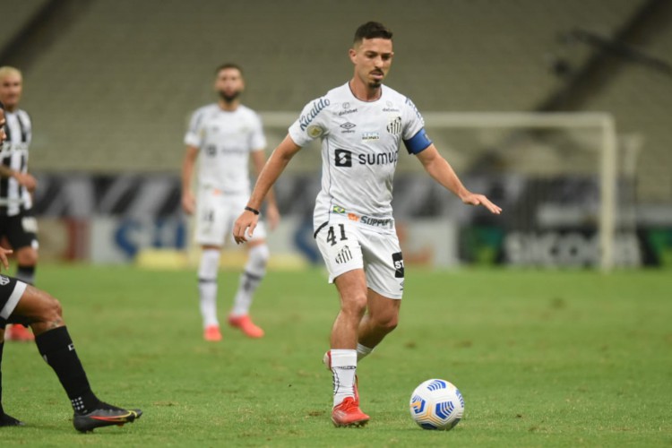 Meia Jean Mota com a bola no jogoCeará x Santos, na Arena Castelão, pelo Campeonato Brasileiro Série A