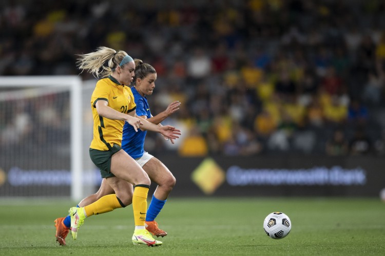 Jogadoras disputam bola no jogo Austrália x Brasil, em amistoso em Sydney