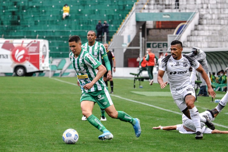 Volante Fernando Sobral marca atacante Roberson no jogo Juventude x Ceará, no Alfredo Jaconi, pelo Campeonato Brasileiro Série A