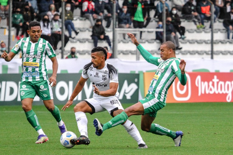 Lateral-esquerdo William Matheus e volante Fernando Sobral disputam bola no jogo Juventude x Ceará, no Alfredo Jaconi, pelo Campeonato Brasileiro Série A