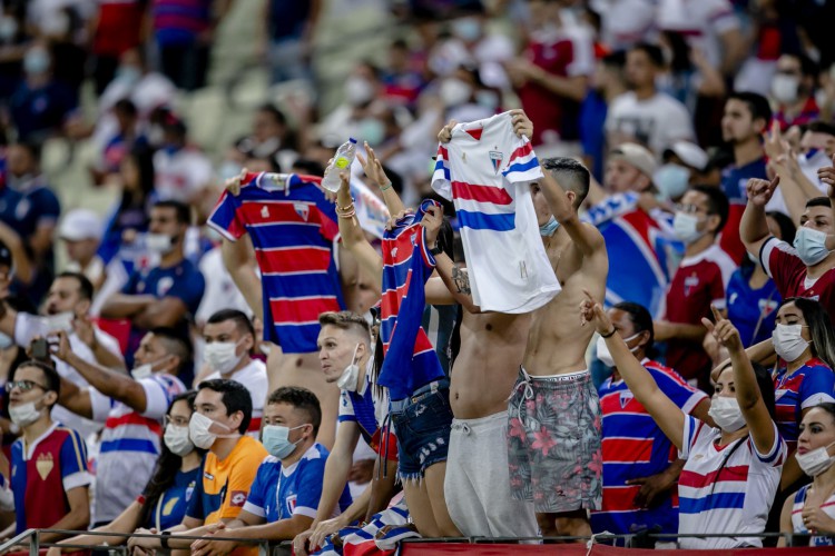 FORTALEZA, CE, BRASIL, 23-10.2021: Torcida do Fortaleza na Arquibancada. Fortaleza x Athletico Paranaense, na Aerna Castelão pe lo Campeonato Brasileiro. em epoca de COVID-19. (Foto:Aurelio Alves/ Jornal O POVO)