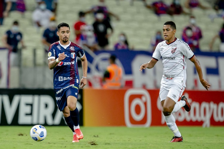 FORTALEZA, CE, BRASIL, 23-10.2021: Fortaleza x Athletico Paranaense, na Aerna Castelão pe lo Campeonato Brasileiro. em epoca de COVID-19. (Foto:Aurelio Alves/ Jornal O POVO)