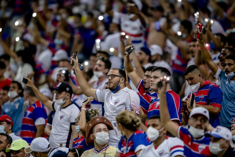 FORTALEZA, CE, BRASIL, 23-10.2021: Torcida do Fortaleza na Arquibancada. Fortaleza x Athletico Paranaense, na Aerna Castelão pe lo Campeonato Brasileiro. em epoca de COVID-19. (Foto:Aurelio Alves/ Jornal O POVO)