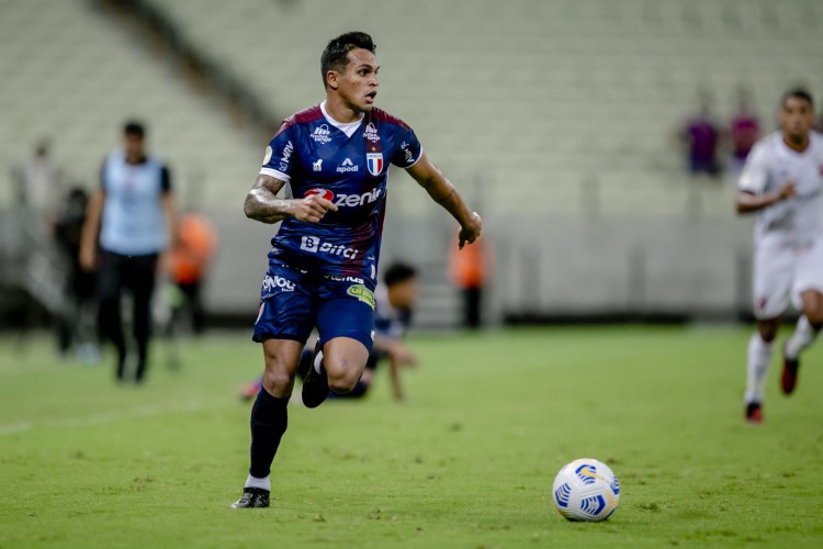 FORTALEZA, CE, BRASIL, 23-10.2021: Robson. Fortaleza x Athletico Paranaense, na Aerna Castelão pe lo Campeonato Brasileiro. em epoca de COVID-19. (Foto:Aurelio Alves/ Jornal O POVO)