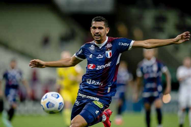 FORTALEZA, CE, BRASIL, 23-10.2021: Bruno Melo. Fortaleza x Athletico Paranaense, na Aerna Castelão pe lo Campeonato Brasileiro. em epoca de COVID-19. (Foto:Aurelio Alves/ Jornal O POVO)