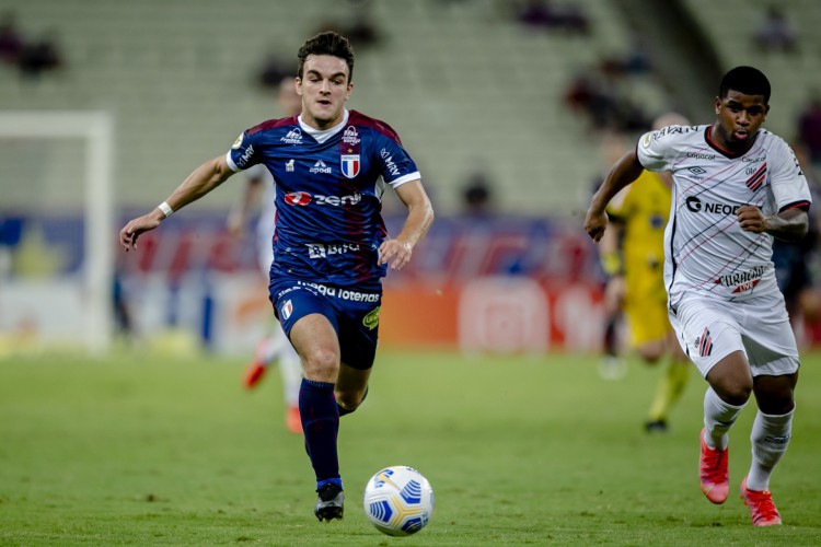 FORTALEZA, CE, BRASIL, 23-10.2021: Valentín Depietri. Fortaleza x Athletico Paranaense, na Aerna Castelão pe lo Campeonato Brasileiro. em epoca de COVID-19. (Foto:Aurelio Alves/ Jornal O POVO)