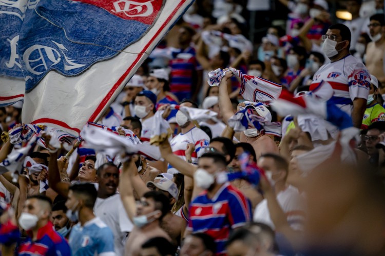 FORTALEZA, CE, BRASIL, 23-10.2021: Torcida do Fortaleza na Arquibancada. Fortaleza x Athletico Paranaense, na Aerna Castelão pe lo Campeonato Brasileiro. em epoca de COVID-19. (Foto:Aurelio Alves/ Jornal O POVO)