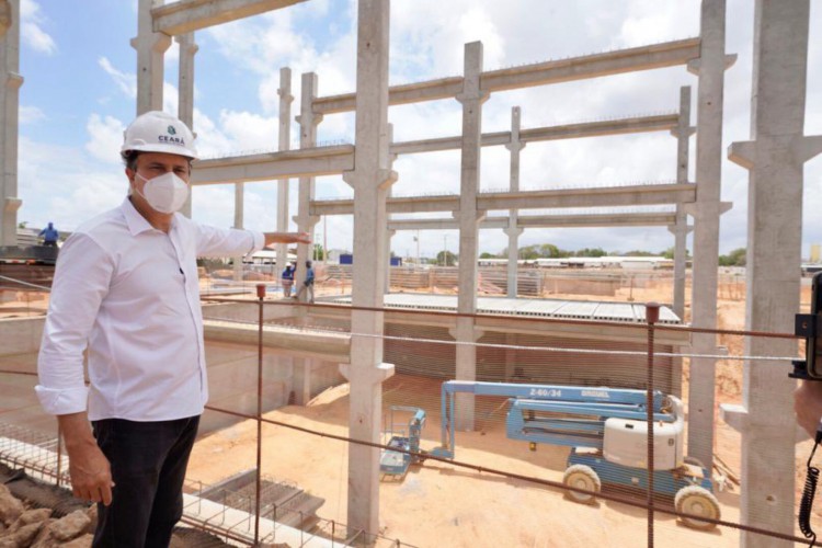 Camilo Santana visita obra do Hospital Universitário do Ceará, neste sábado, 23/10.