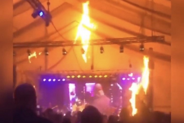 Dupla sertaneja Henrique e Diego teve o show interrompido após um incêndio tomar conta do palco e destruir parte da estrutura montada no local; vídeo do momento do fogo foi gravado