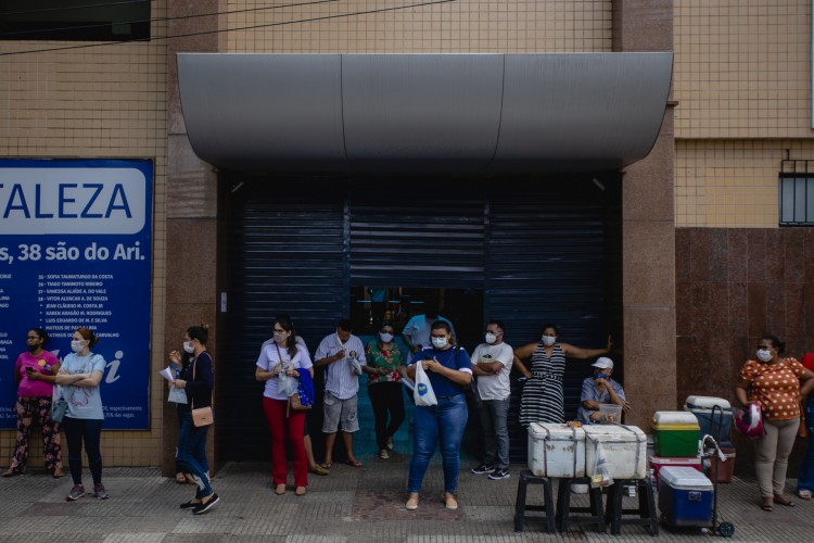 FORTALEZA, CE, BRASIL, 24-10.2021: Concurso Funsaúde 2º dia movimentação de candidatos saindo do local de prova, falando como foi o concurso, Colegio Ari de Sa na Avenida Duque de Caxias. em epoca de COVID-19. (Foto:Aurelio Alves/ Jornal O POVO)