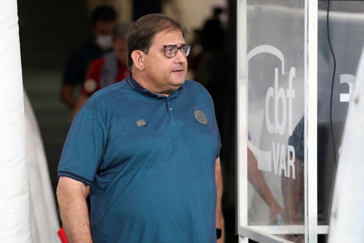 Técnico Guto Ferreira entra em campo no jogo Bahia x Chapecoense, na Arena Fonte Nova, pela Série A