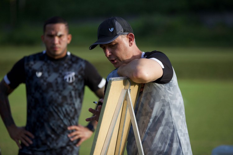 Ceará realiza treino no CT do Vitória visando confronto contra o Bahia pela Série A