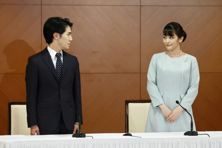 A ex-princesa Mako (R) do Japão, a filha mais velha do Príncipe Akishino e da Princesa Kiko, e seu marido Kei Komuro (L), que ela conheceu originalmente na universidade, posam durante uma entrevista coletiva para anunciar que se casaram, no Grande Arco Hotel em Tóquio em 26 de outubro de 2021.
