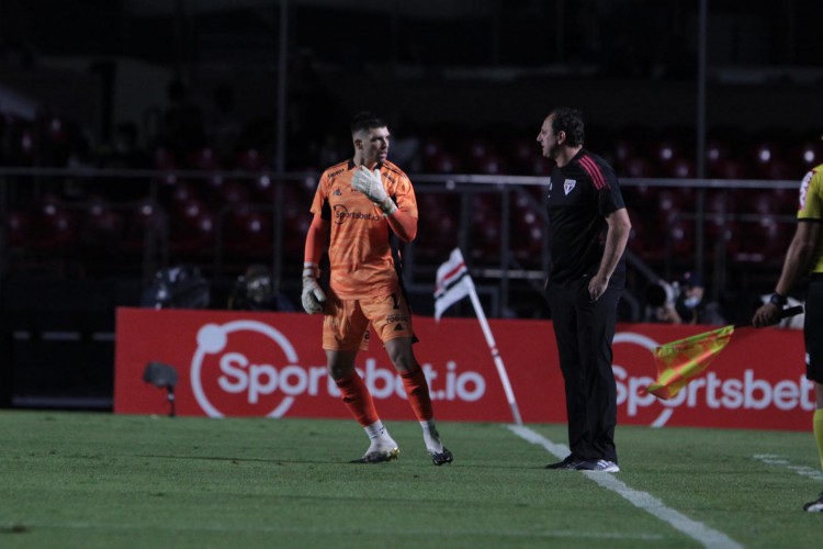 Goleiro Tiago Volpi e técnico Rogério Ceni no jogo São Paulo x Ceará, no Morumbi, pelo Campeonato Brasileiro Série A