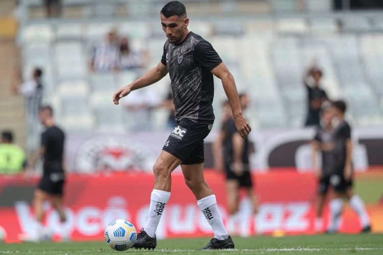 Zagueiro Junior Alonso em aquecimento antes do jogo Atlético-MG x Cuiabá, no Mineirão, pela Série A