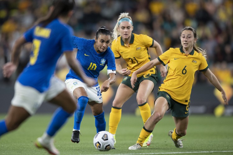 Atacante Marta com a bola no amistoso de futebol feminino entre Austrália x Brasil