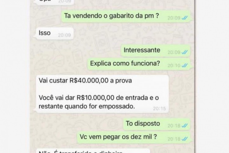 A imagem mostra o estelionatário falando com uma das pessoas 