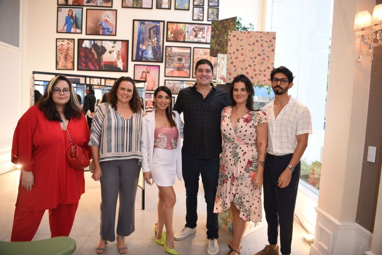 Renata e Leonardo Marinho entre os artistas Elvis Dos Anjos, Amanda Camara, Auxi e Julha que assinam a coleção La Vinci Stamp Jardim dos Sonhos 