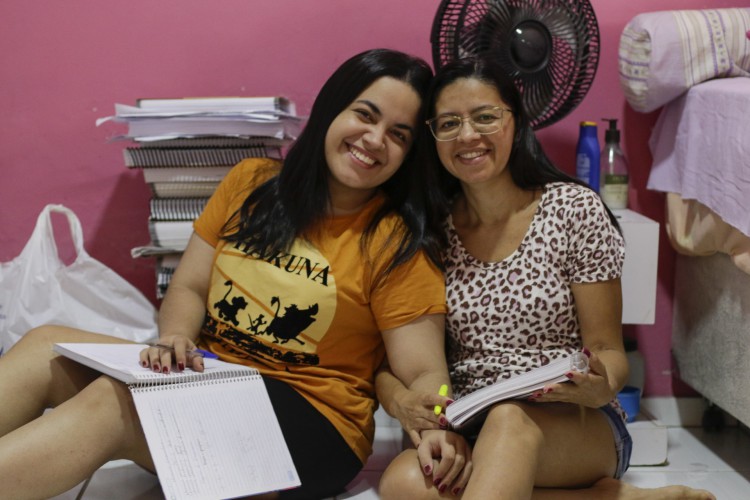 Beatriz Alves está se preparando para o Enem e recebe a ajuda da tia, Paula Nascimento, nessa rotina. 