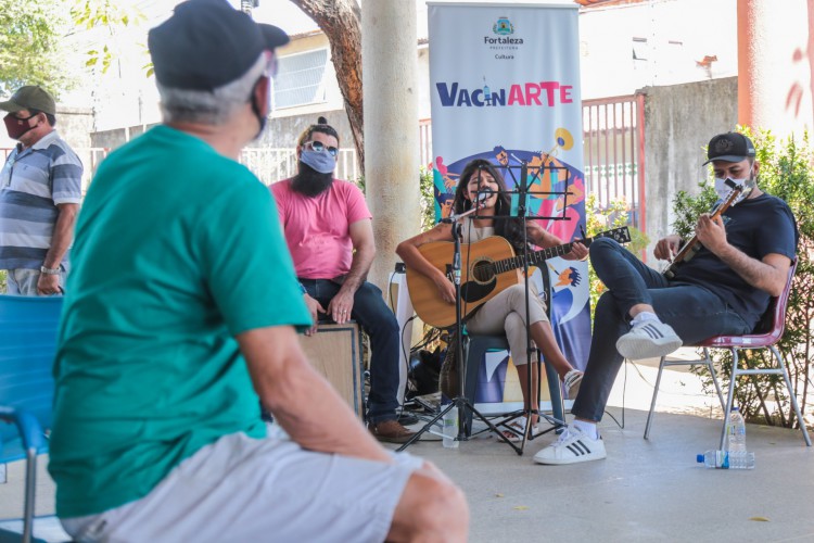 Nesta quarta, 27, seis pontos de vacinação receberam o projeto  VacinArte. Na foto, apresentação no Posto de Saúde Fernando Diógenes, no bairro Granja Portugal