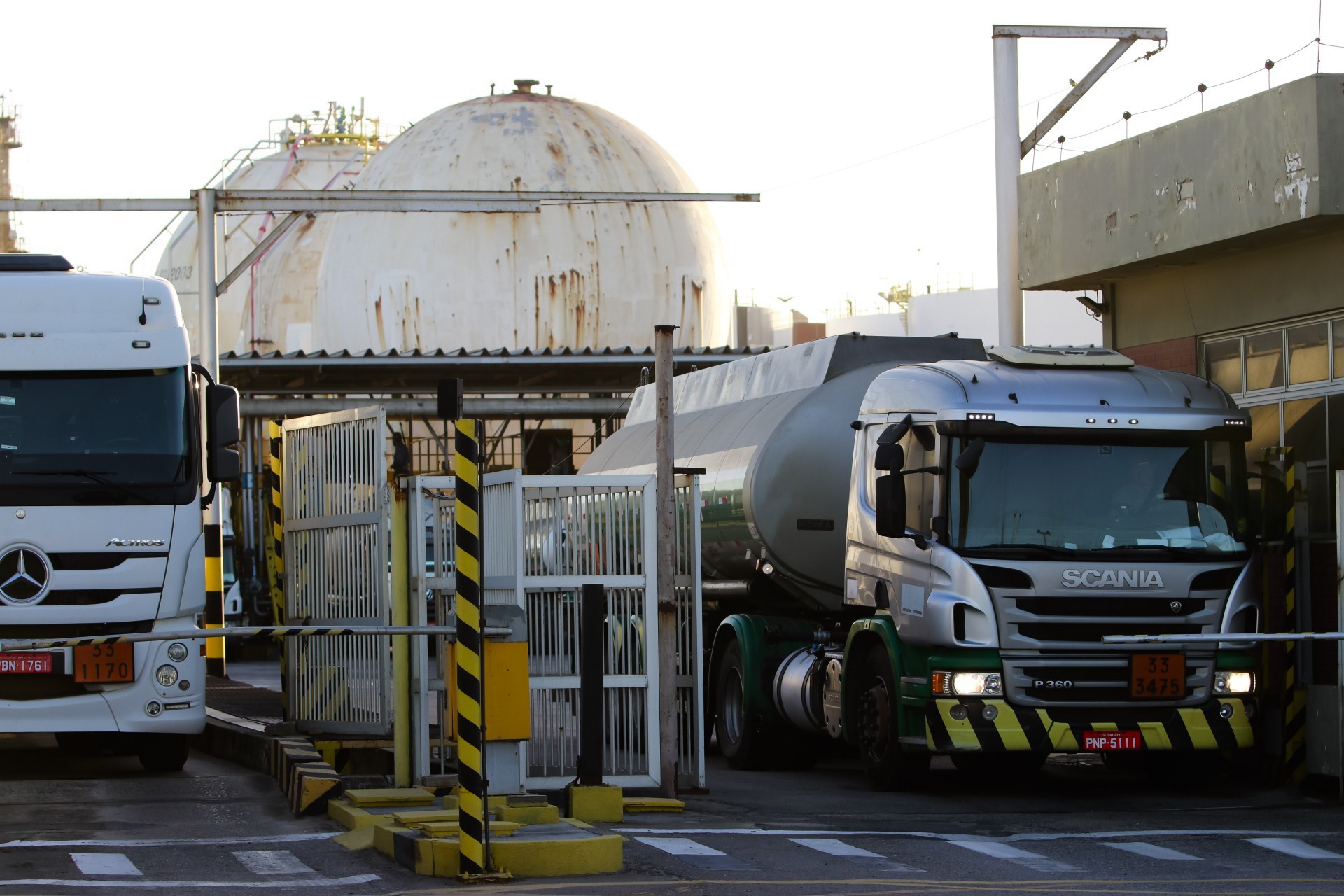 ￼OPERAÇÃO de combustíveis representa hoje cerca de 50% do faturamento do Porto do Mucuripe   (Foto: FCO FONTENELE)