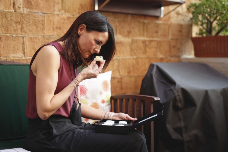 Foto de apoio ilustrativo. A espanhola Cristina Valdivia, 47, afetada pela perda do olfato devido à Covid-19, usa seu kit de teste de treinamento de olfato em Barcelona em 30 de setembro de 2021.