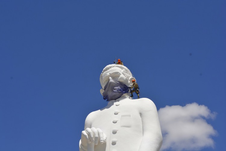 Estátua do Padre Cícero, em Juazeiro do Norte, recebeu máscara para conscientizar população sobre importância de se prevenir contra a Covid-19; item foi retirado em outubro de 2021