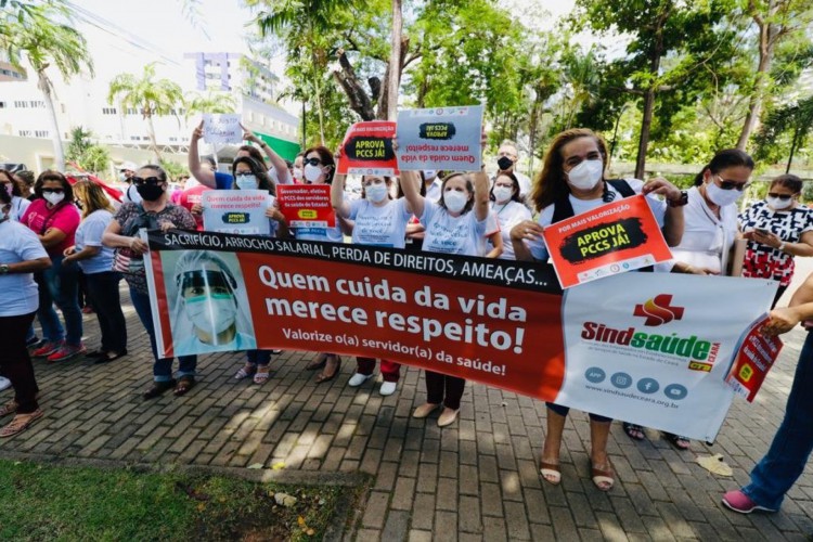 Servidores protestam nesta quinta-feira, 28 de outubro, em Fortaleza