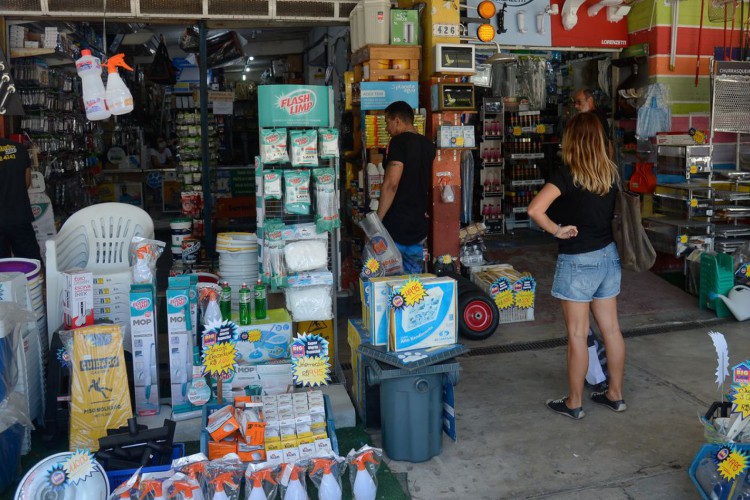 Rio de Janeiro - Lojas de material de construção reabrem, autorizadas pela Prefeitura a funcionar durante o período de isolamento social causado pela pandemia do novo coronavírus (covid-19). (Fernando Frazão/Agência Brasil)