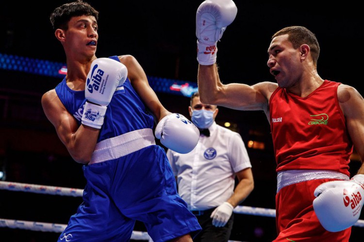 Michael Douglas alcança oitavas de final do Mundial de boxe masculino