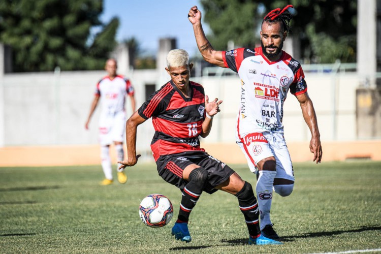 Jogadores de Atlético-CE e Campinense disputam a bola durante primeiro jogo da semifinal da Série D do Campeonato Brasileiro entre as duas equipes