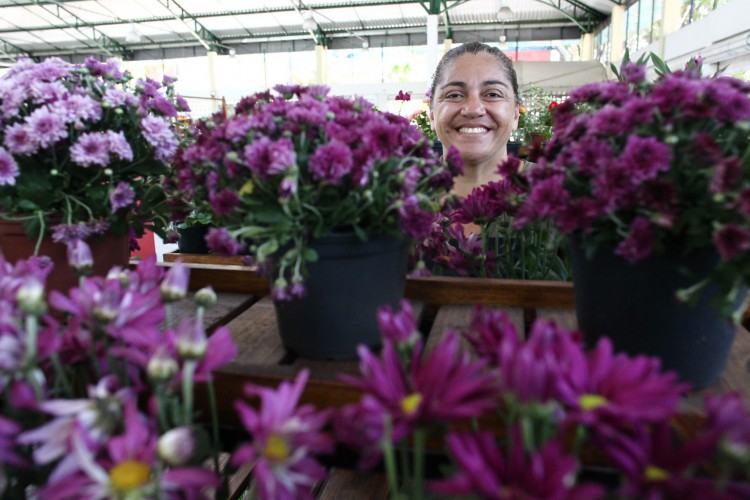 Michele Ferreira, vendedora de flores e plantas no Mercado das flores,no bairro Joaquim Tavora. Venda de flores para o dia de Finados.