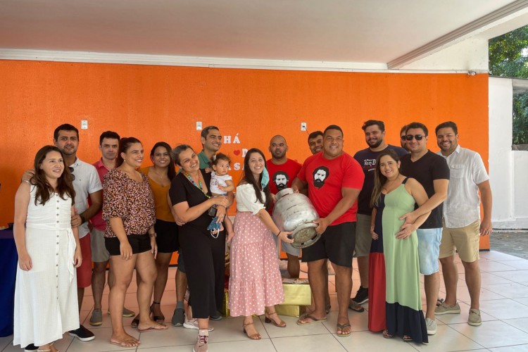 Casal fez até foto oficial com todos os convidados e o botijão de gás