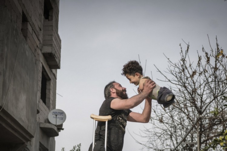 Foto de pai e filho vítimas da Guerra Civil na Síria venceu o prêmio internacional de foto do ano