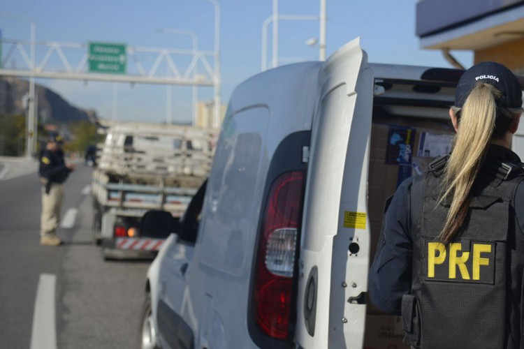 Polícia Rodoviária Federal  inicia utilização de bafômetros passivos na praça do pedágio, Ponte Rio-Niterói (BR-101). 