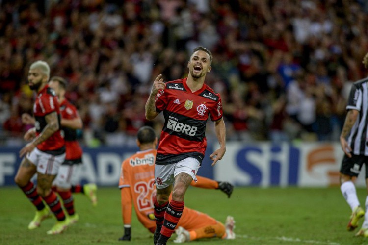 Brasileiro: Flamengo vence Atlético e mantém sonho pelo título